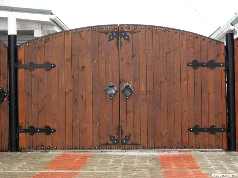 Распашные деревянные ворота