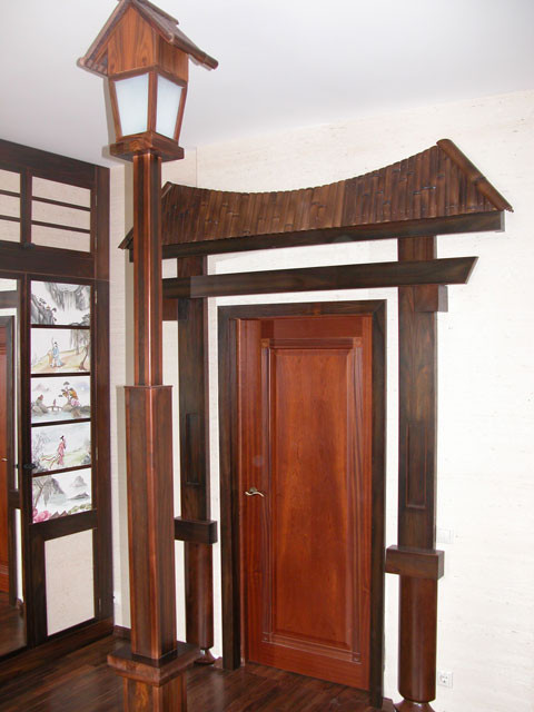 Модерновая деревянная дверь