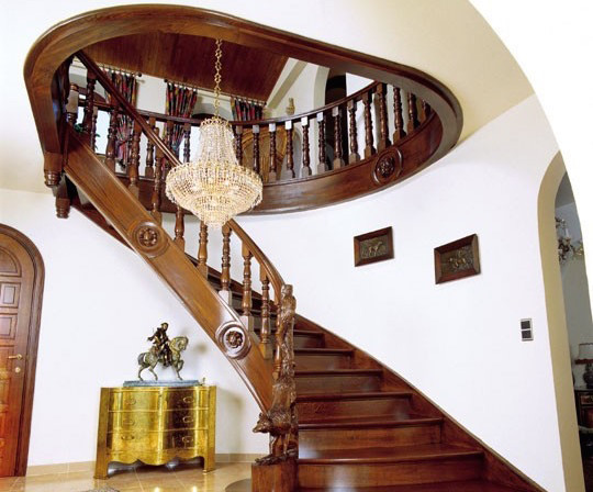 Деревянная лестница в дом 